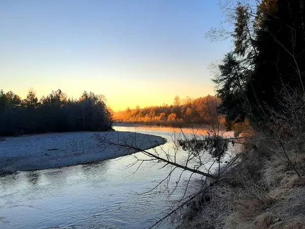 Eine Malerische Aufnahme Eines Flusses Der Bei Sonnenaufgang Von Vegetation — Stockfoto