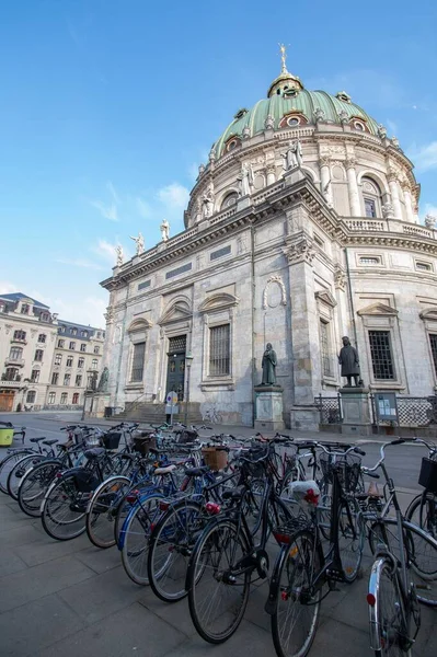 丹麦哥本哈根Frederik教堂附近垂直拍摄的自行车照片 — 图库照片