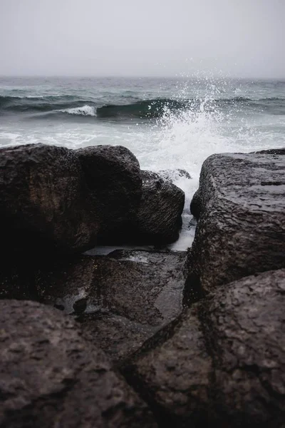 뉴펀들랜드의 바위들에 부딪치는 수직으로 — 스톡 사진