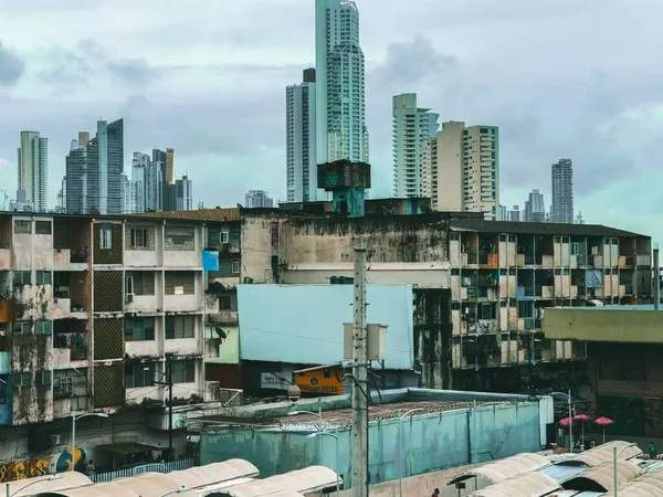 Los Antiguos Apartamentos Rascacielos Ciudad Panamá Bajo Cielo Nublado — Foto de Stock