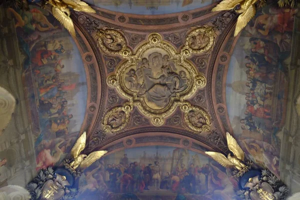Uma Foto Baixo Ângulo Detalhes Interior Teto Museu Louvre Paris — Fotografia de Stock
