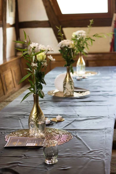 花瓶中的一些花作为餐桌装饰的垂直照片 — 图库照片