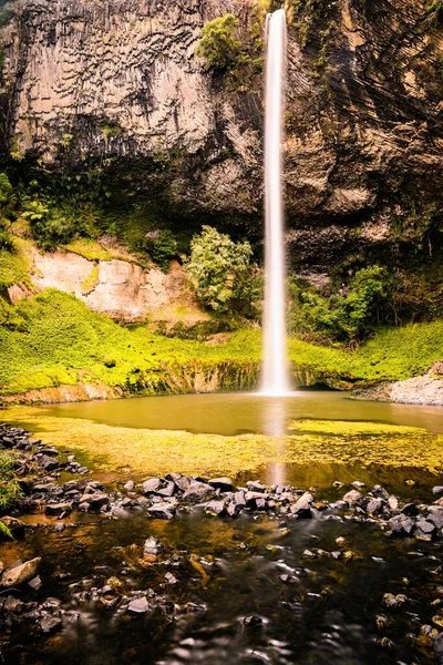Вертикальный Снимок Красивого Водопада Падающего Пруд — стоковое фото