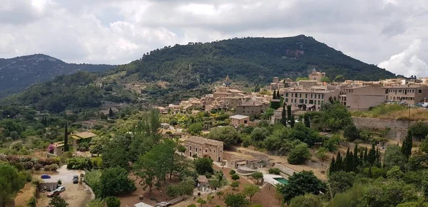 Yeşil Tepelerdeki Valldemossa Köyünün Panoramik Manzarası — Stok fotoğraf