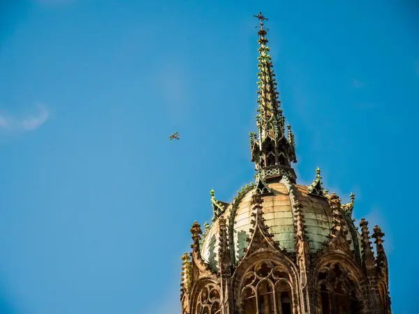 青い空を飛ぶ飛行機と古代の教会のドームの美しい景色 — ストック写真