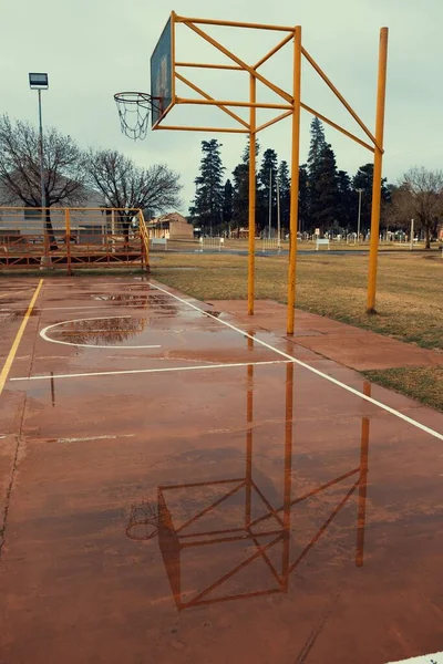 Ett Vertikalt Skott Basketplan Med Pölar Efter Regn — Stockfoto