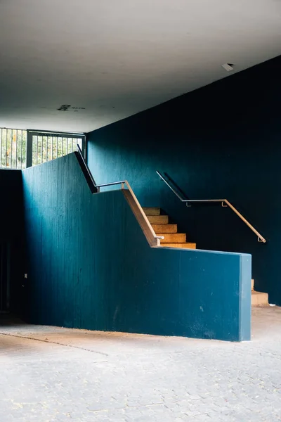 Een Verticaal Shot Van Overdekte Trappen Blauwe Muren Een Modern — Stockfoto