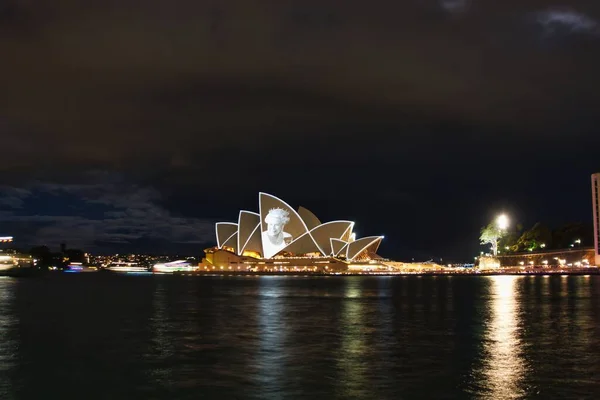 Изображение Величества Зажгло Паруса Сиднейского Оперного Театра Ночью Память — стоковое фото