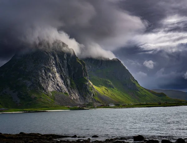 ノルウェーの嵐の日に海に囲まれたKvalvikaビーチの風景 — ストック写真