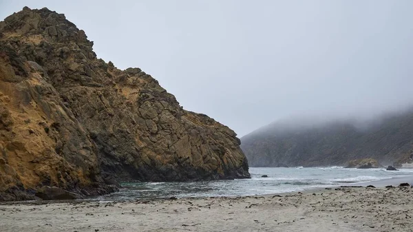 大きな岩のあるプファイファービーチ — ストック写真