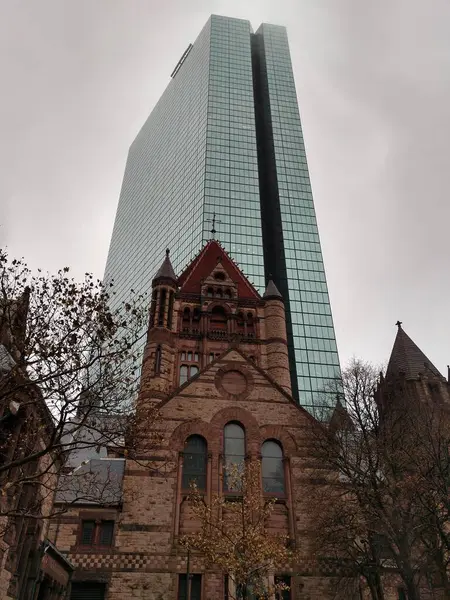 マサチューセッツ州の教会の建物の低角度ビュー — ストック写真