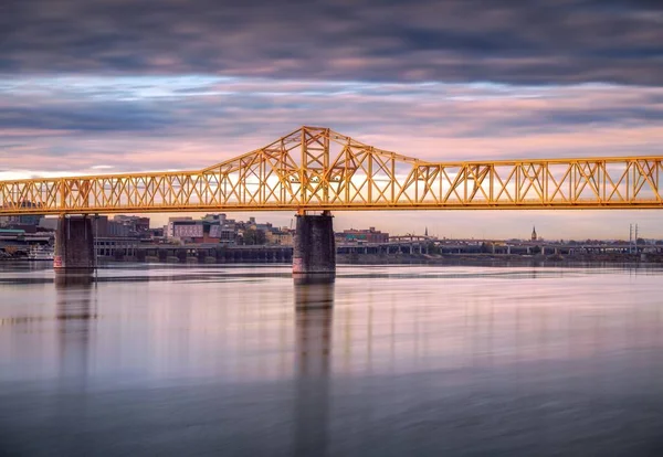 位于肯塔基州路易斯维尔市的一座黄色第二街大桥在日落时分的长曝光照 — 图库照片