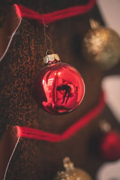 Μια Κάθετη Κοντινή Φωτογραφία Από Ένα Κόκκινο Χριστουγεννιάτικο Στολίδι — Φωτογραφία Αρχείου