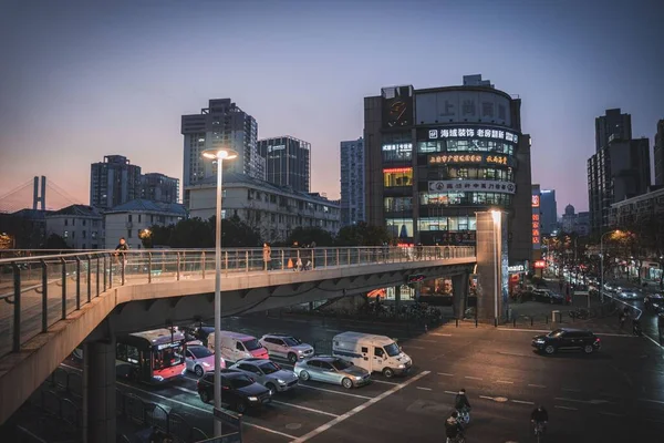 上海市唐桥地区街道上的行人 交通和灯光 — 图库照片