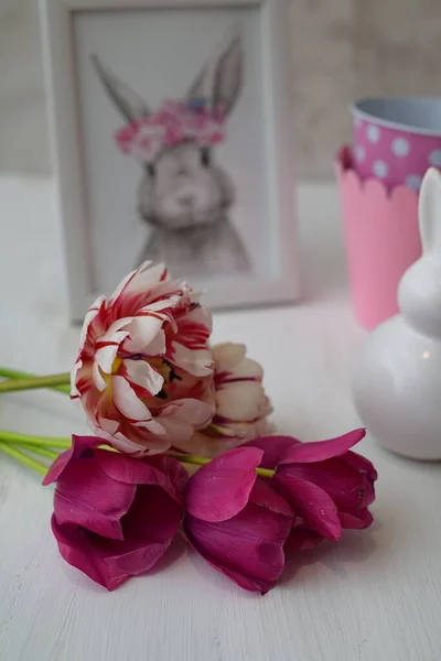 一张用兔子装饰的桌子上美丽花朵的特写照片 — 图库照片