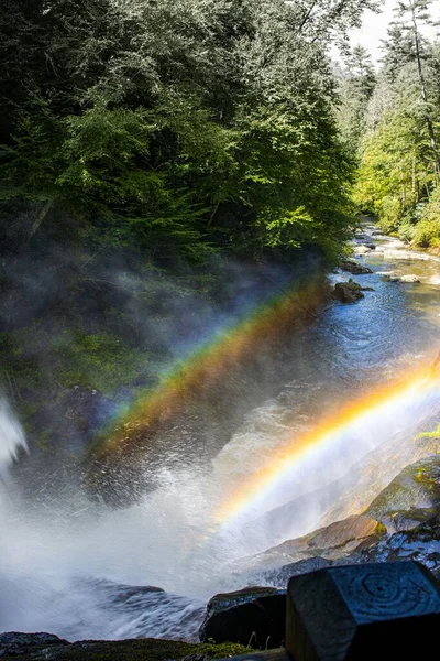 Eine Vertikale Aufnahme Eines Doppelten Regenbogens Über Einem Plätschernden Fluss — Stockfoto
