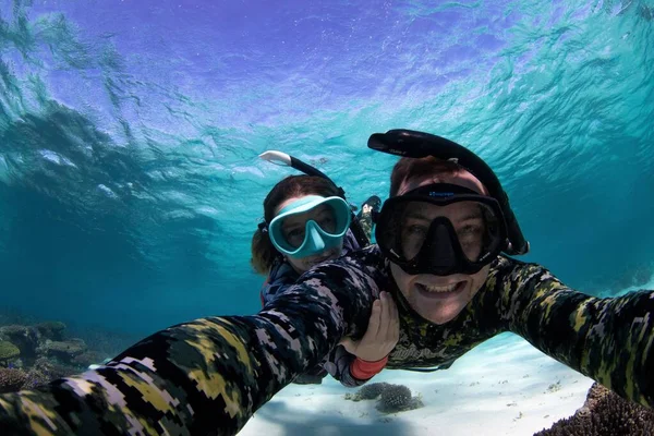 Bir Çift Şnorkelle Selfie Çekiyor — Stok fotoğraf