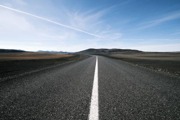 青空の下で空のアスファルトの道路の美しい景色 — ストック写真