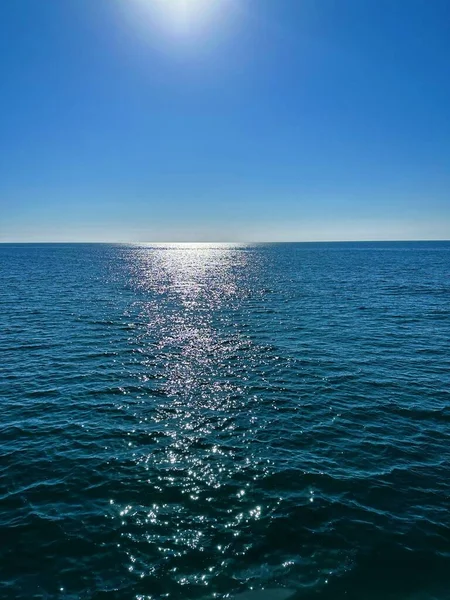 Vertikal Bild Ett Hav Med Solljus Blå Himmel — Stockfoto