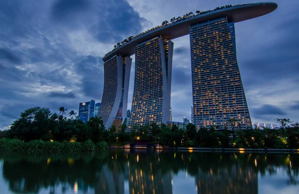 Piękny Widok Wieczoru Marina Bay Sands Zintegrowany Resort Singapurze — Zdjęcie stockowe