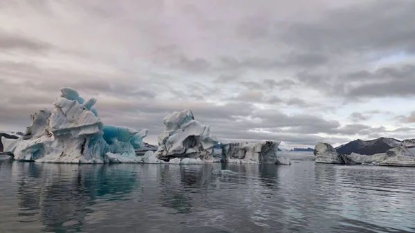 Obrovské Plovoucí Ledovce Vodě Proti Zatažené Obloze — Stock fotografie