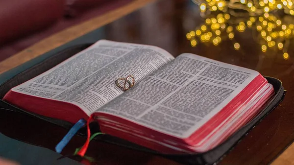 Twee Trouwringen Een Bijbel Met Bokeh Achtergrond — Stockfoto