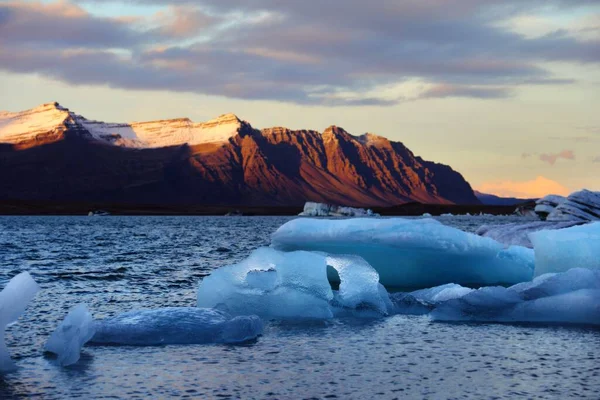 Der Blick Auf Die Eisberge Die Auf Der Wasseroberfläche Treiben — Stockfoto