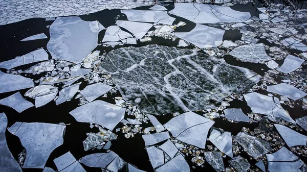 氷結した湖の空中風景 — ストック写真