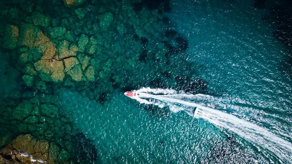 美しいターコイズブルーの海に水の道を離れるモーターボートの空中トップビュー — ストック写真