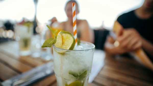 Nahaufnahme Eines Glases Eiskalk Cocktails Auf Einem Holztisch — Stockfoto