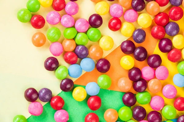 Nad Głową Ujęcie Słodkich Cukierków Kolorowej Powierzchni — Zdjęcie stockowe