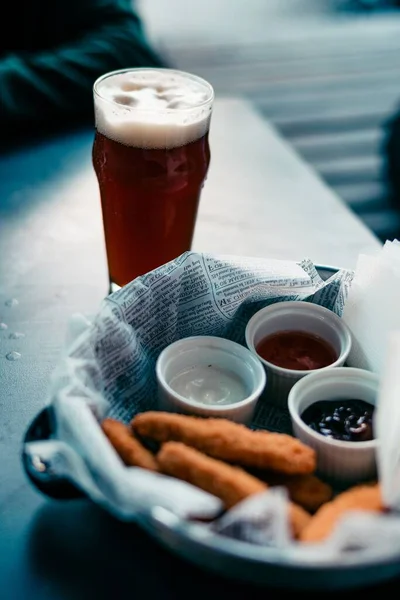 Plan Vertical Bâtonnets Poulet Avec Des Sauces Bière Sur Table — Photo