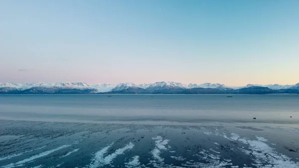 Μια Εναέρια Άποψη Των Παγετώνων Απόσταση Που Φαίνεται Από Λίμνη — Φωτογραφία Αρχείου