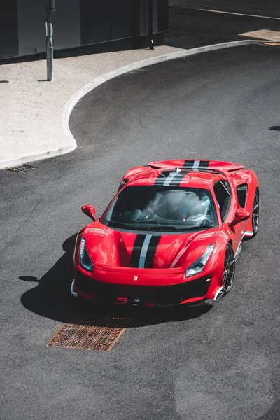 Die Vertikale Eines Roten Ferrari Mit Schwarzen Streifen Aufgenommen Von — Stockfoto