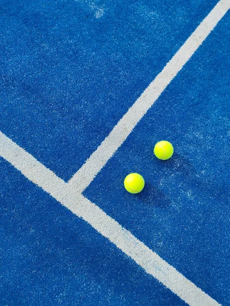 Une Vue Verticale Dessus Deux Boules Vertes Sur Court Tennis — Photo
