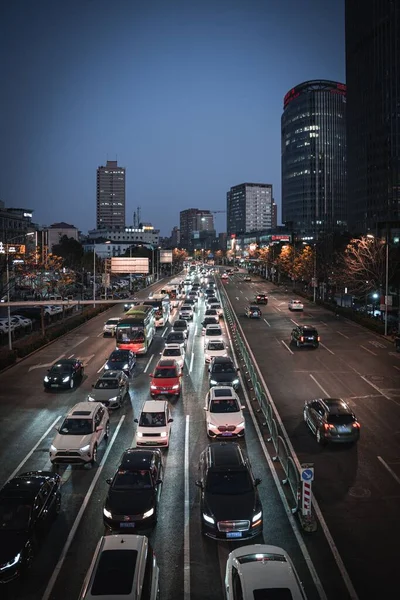 上海市唐桥区街道上的交通 灯光和建筑的垂直截图 — 图库照片