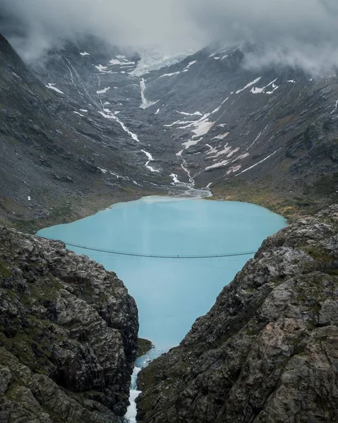 Вертикальний Камінь Озера Оточений Скелястими Пагорбами Покритий Снігом Взимку Швейцарії — стокове фото