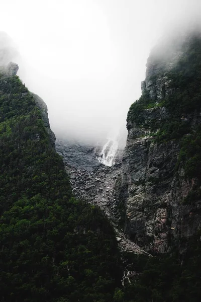 Вертикальний Камінь Західному Брук Понді Туманом — стокове фото