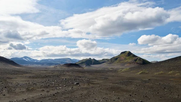 Ένα Όμορφο Τοπίο Των Βουνών Landmannalaugar Κατά Ένα Μπλε Συννεφιασμένο — Φωτογραφία Αρχείου