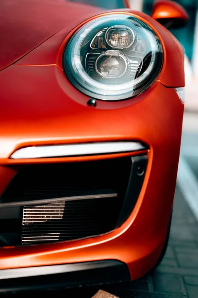 Tiro Vertical Farol Porsche 911 Carrera Vermelho Gts — Fotografia de Stock