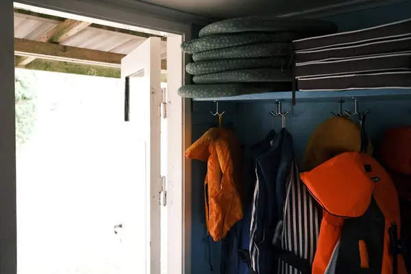 Jaquetas Coloridas Cabide Pela Porta — Fotografia de Stock