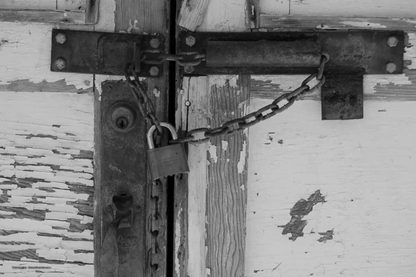素朴な扉の上に南京錠と鎖 — ストック写真