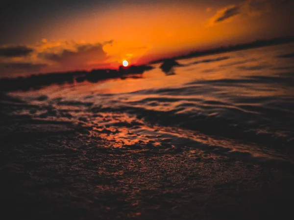 Malowniczy Widok Zachód Słońca Nad Brzegiem Morza — Zdjęcie stockowe
