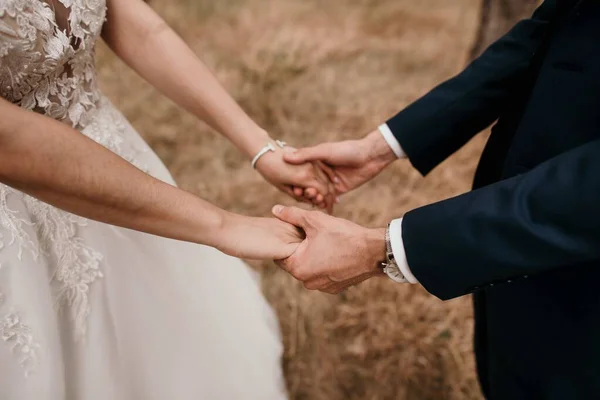 Пара Держащая Друг Друга Руки Время Свадебной Церемонии — стоковое фото