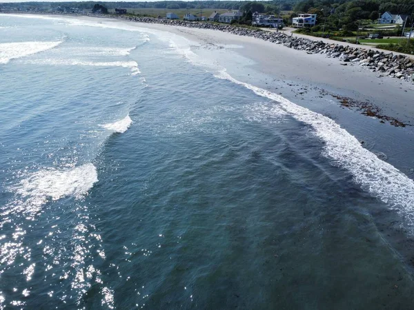 美しい波の海と建物のある海岸線の高い角度のビュー — ストック写真