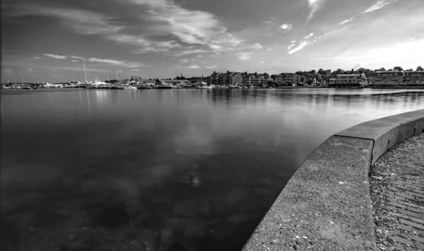 Eine Szenische Schwarz Weiß Aufnahme Der Steinbarrikade Der Küste Newport — Stockfoto