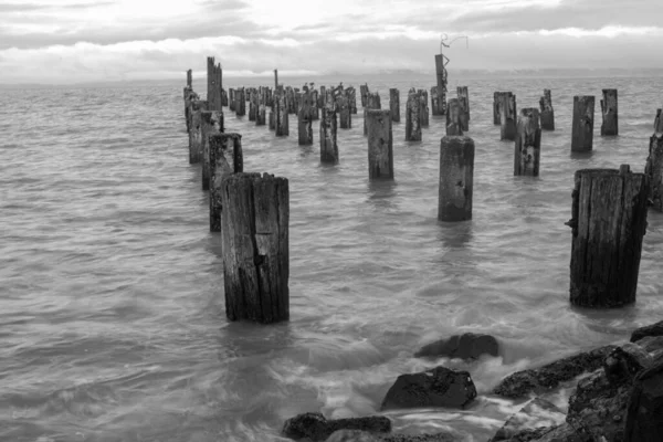 旧码头的废墟 — 图库照片