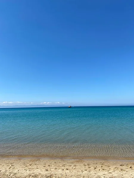 해변에서 내려쬐는 바다맑은 — 스톡 사진