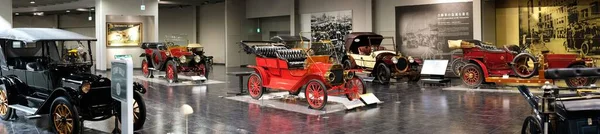 日本のトヨタ自動車博物館で収集された世界の古典的なヴィンテージ車のパノラマショット — ストック写真