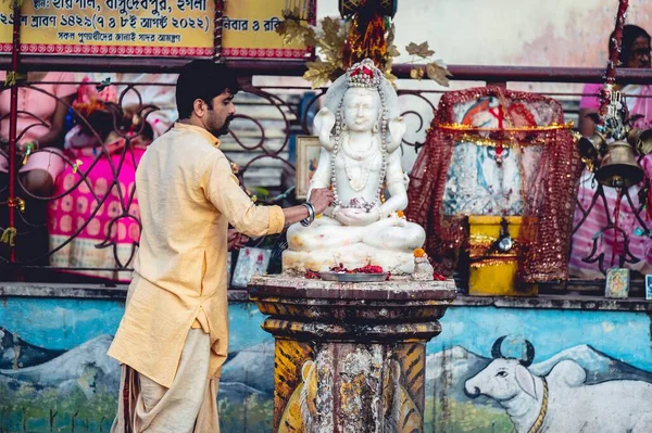 Ludzie Czczący Hinduskiej Świątyni Kalighat Kalkucie Indie — Zdjęcie stockowe